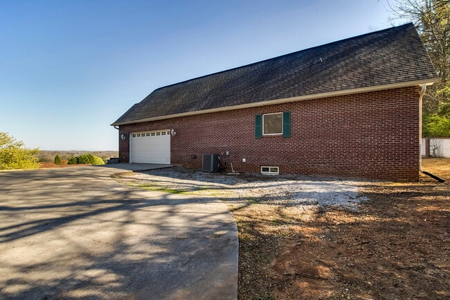 Photo - 110 Hillvale Ln