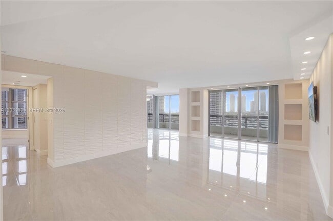 Photo - 3500 Mystic Pointe Dr Unidad 1206