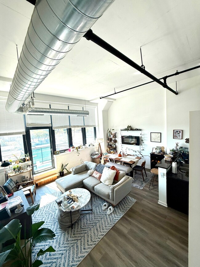 Building Photo - 1224 W Van Buren St Unit #307 Rental
