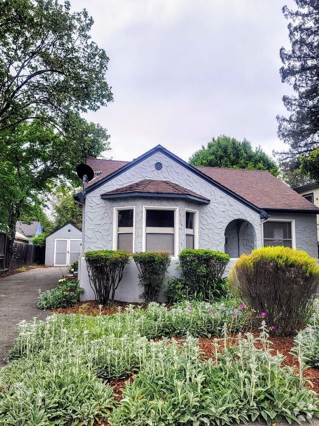 Building Photo - Charming 2 bedroom with vintage appeal Rental