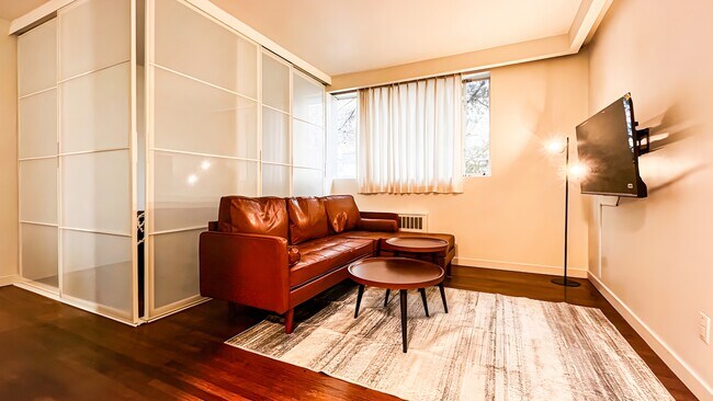 Building Photo - 1925 Nelson St Unit 002