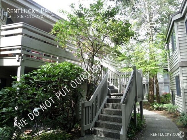 Building Photo - Super-Cute and LARGE Top Floor Condo in So... Unit #6