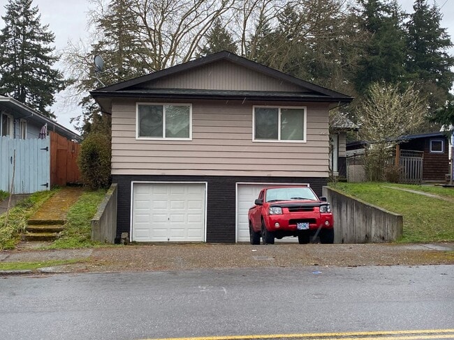 Building Photo - Charming 2 Bedroom with Attached Garage!