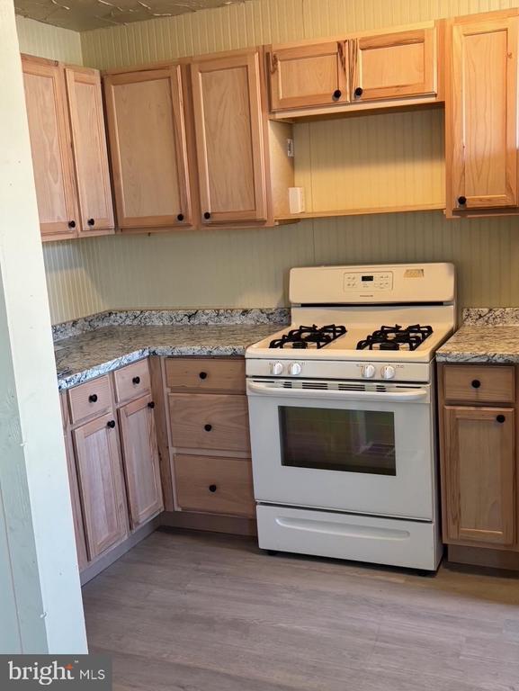 Photo - 914 Burnside Rd