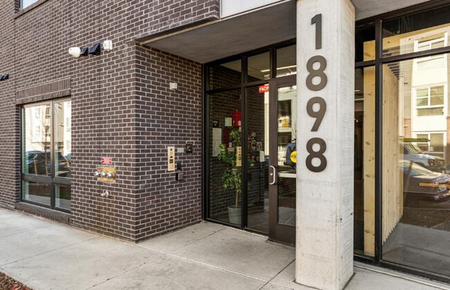 Photo - Improved Price!!!! Bustling Location! Mode... Unidad 311