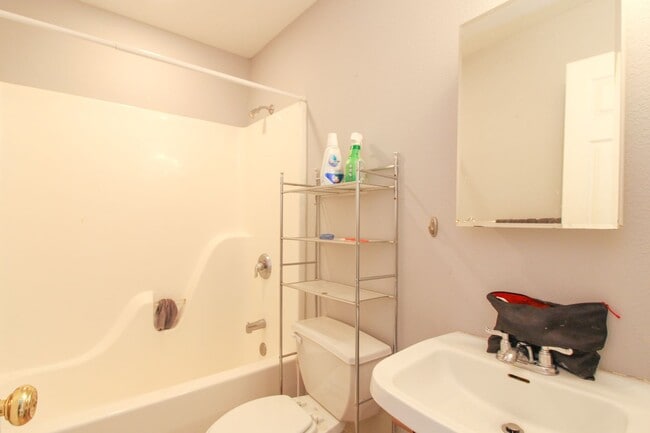 Building Photo - 108 S College Ave Unit Apt 200