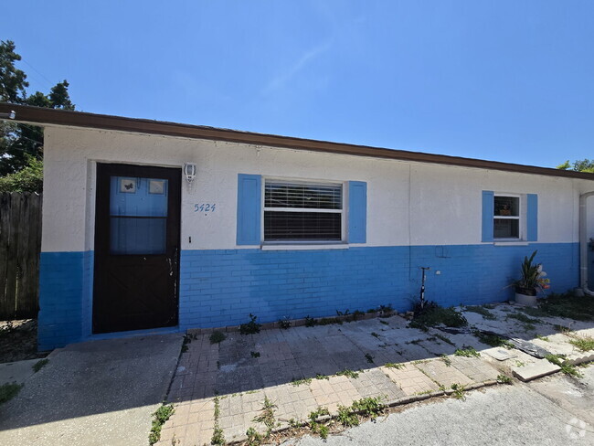 Building Photo - 2 bed, 2 bath duplex in New Port Richey Rental
