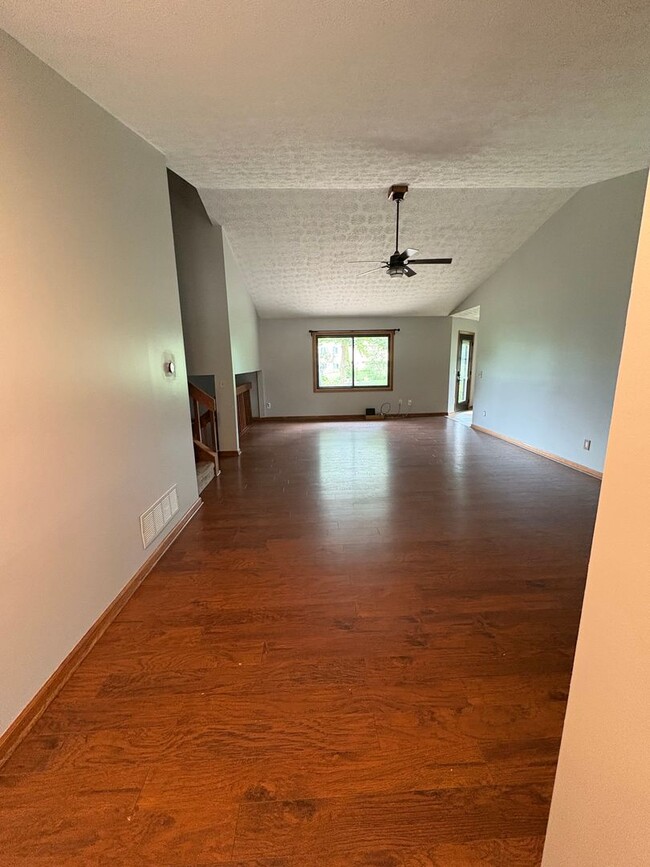 Photo - Beautiful Tri-level Home in Centerville