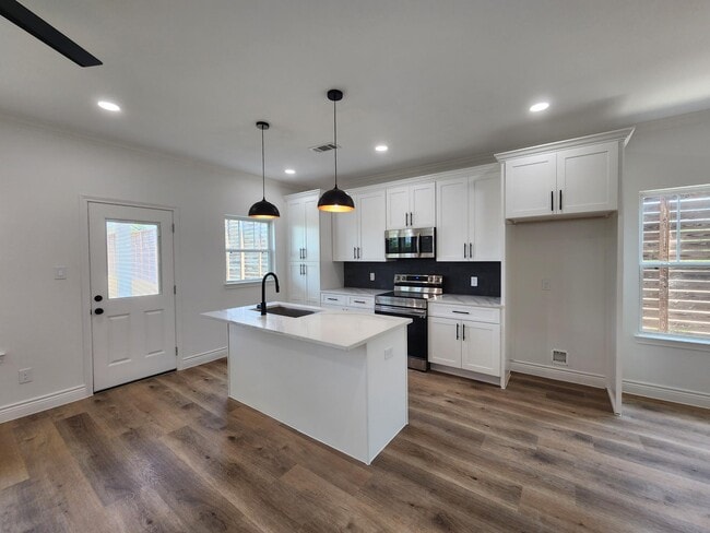 Photo - 922 W Austin St