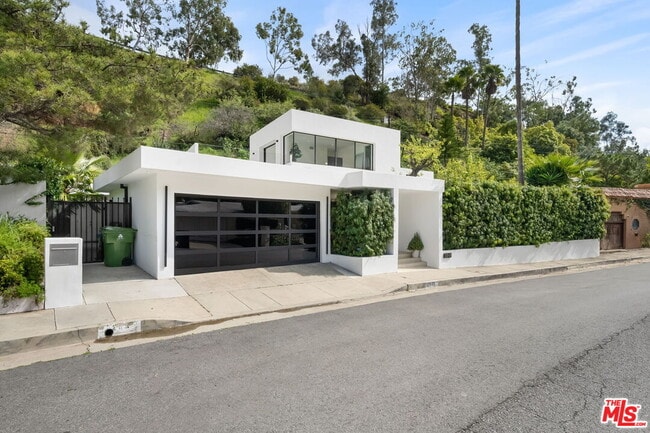 Building Photo - 2048 N Beverly Dr