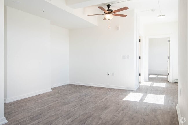 2BR, 1BA - 786SF