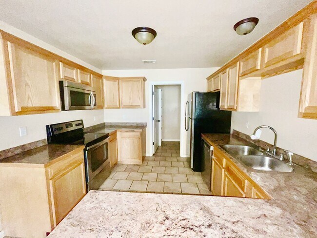 Photo - Close to school/Neighborhood surrounded by trees/Cozy