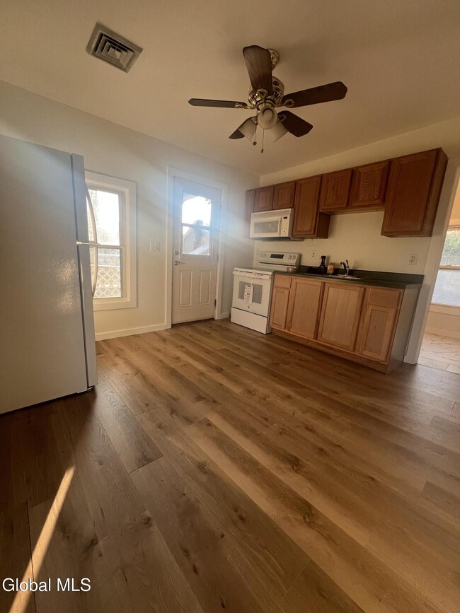 Photo - 191 Elm St Unidad top