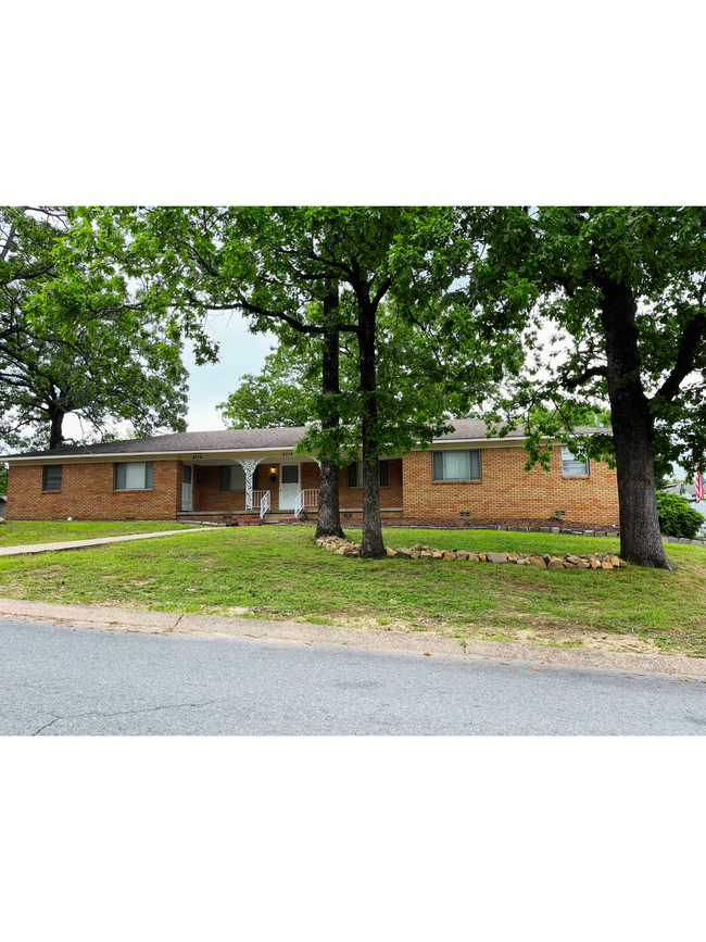 Building Photo - 4212 N Locust St Rental