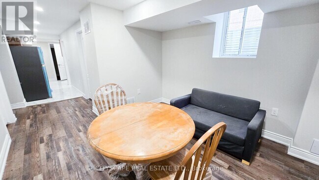 Photo - 121 Ashdale Rd