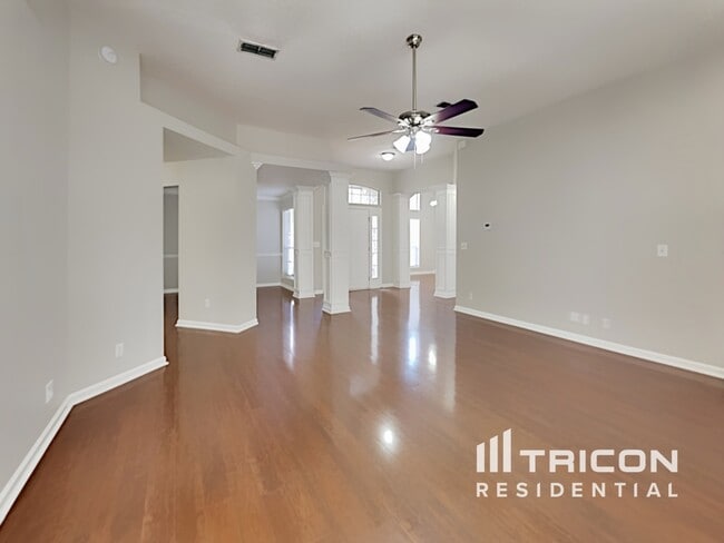 Photo - 838 Poydras Ln W