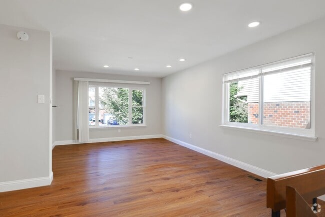 Building Photo - ??? RECENTLY UPDATED, 2 BEDROOMS AND 3 BAT... Rental