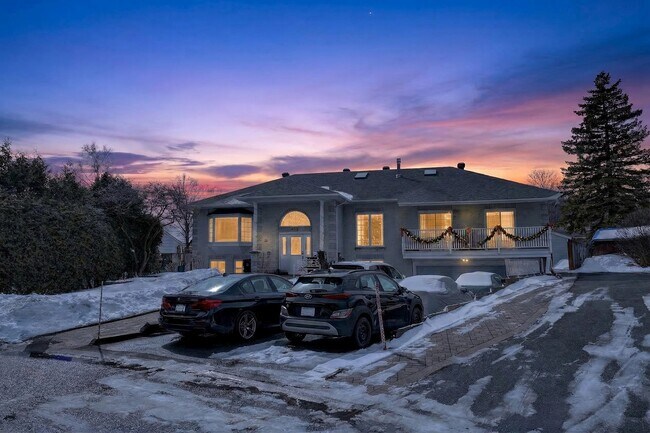 Building Photo - 45 Assiniboine Dr Unit 1