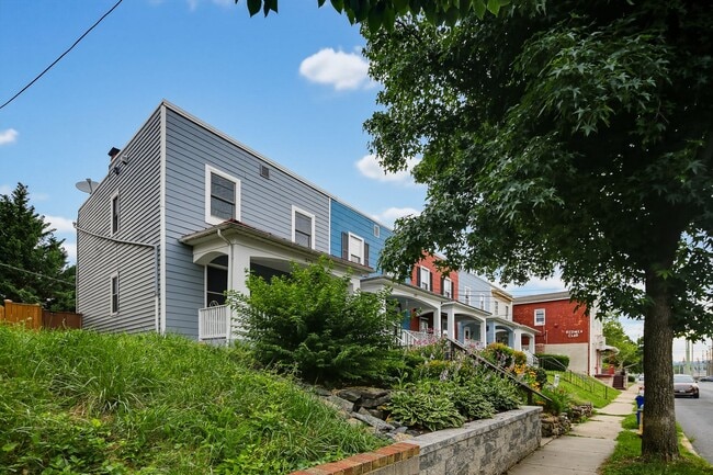 Photo - 225 E 5th St