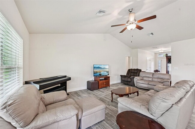 Photo - 4610 Clarke St