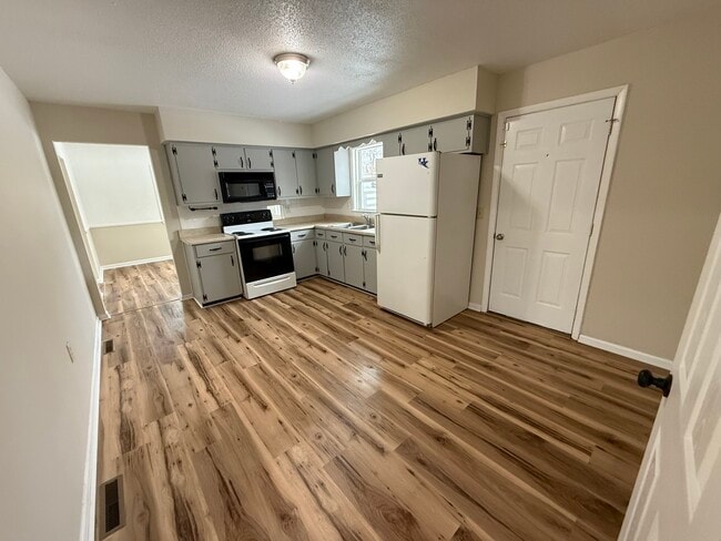 Kitchen - 225 Pleasure Dr