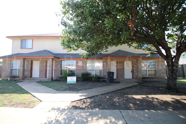 Building Photo - Three Bedroom Beauty! Rental