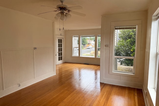 Building Photo - 3703 SE 65th Ave Unit A Rental