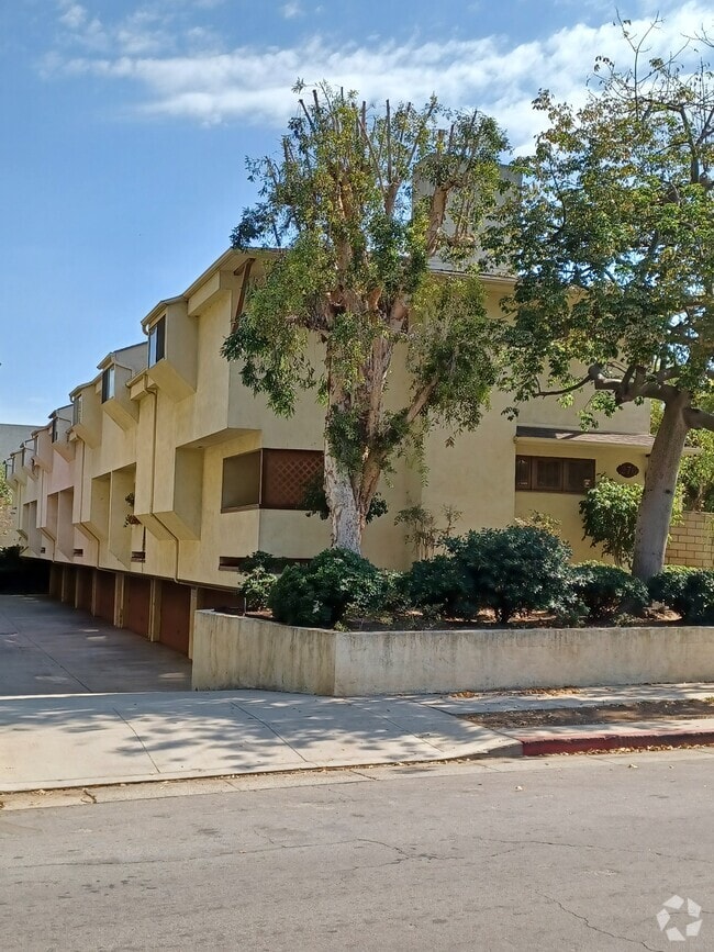 Building Photo - 276 E Bellevue Dr Rental