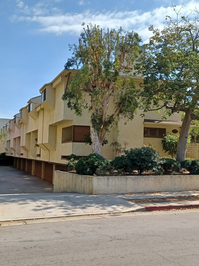 Photo - 276 E Bellevue Dr Apartments