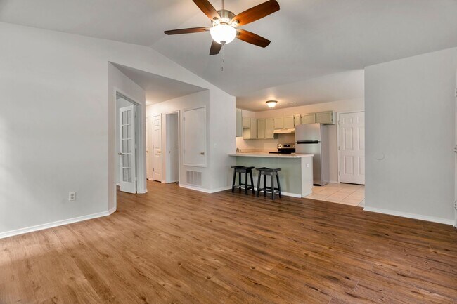 Photo - 3 Bedroom 2 Bath home in convenient location!