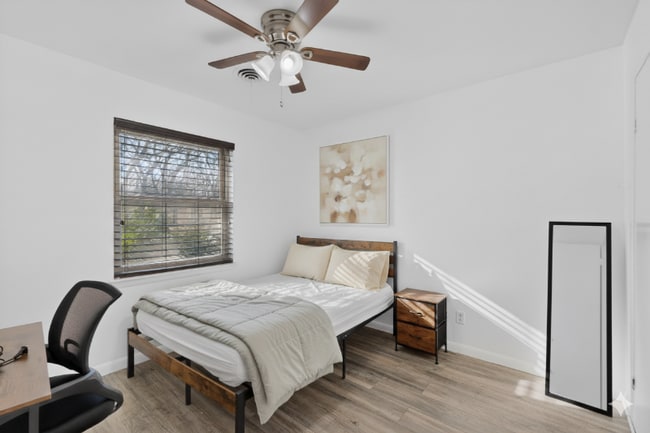 Photo - 404 Nottingham Dr