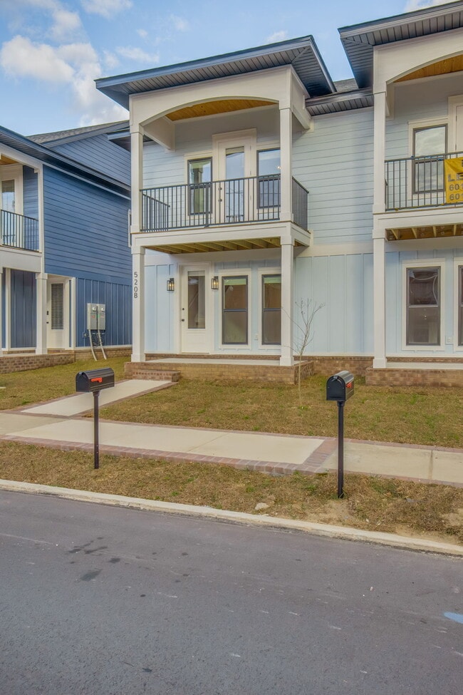 Photo - 520 N De Villiers St