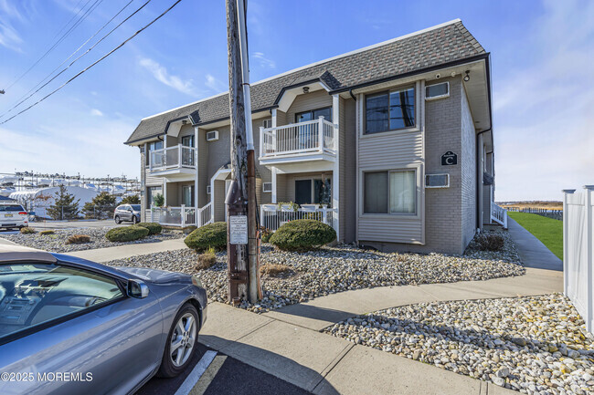 Building Photo - 1382 Ocean Ave Unit C2 Rental