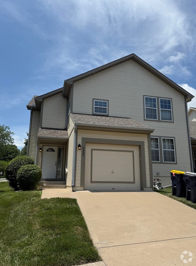 Building Photo - Spacious 3 Bed, 2.5 Bath Home in Kansas Ci...