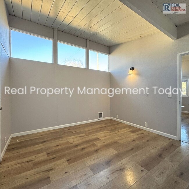 Building Photo - Perez - 105 (Cascade Group - Gold) Unit 4