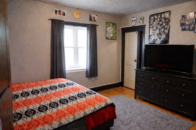 Photo - 3284 N Oakland Ave Unidad 3286 N Oakland Ave