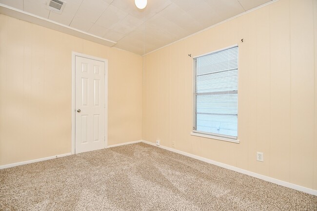 Building Photo - 225 17th Ave N