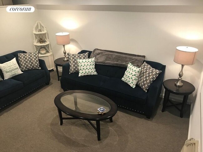 Photo - 211 Thompson St