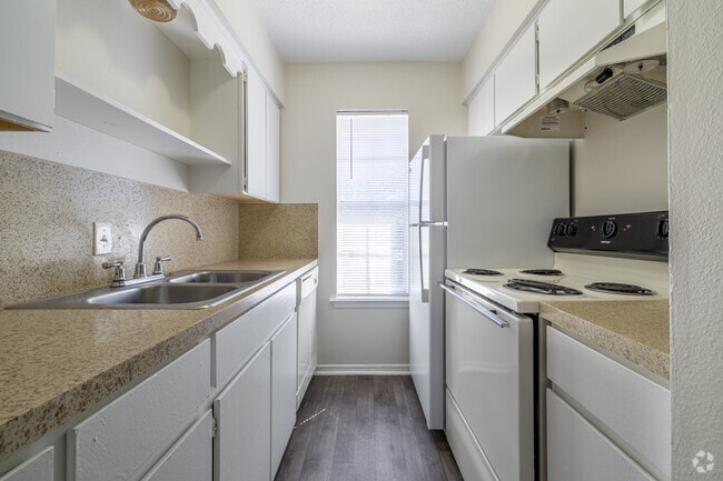 2BR, 1BA - 890SF - Kitchen