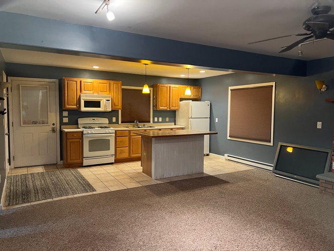 Cocina completa e isla - 306 Heather Ln Unidad Downstairs