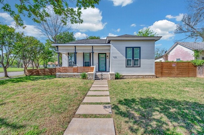 Building Photo - Beautiful 3 bedroom / 3 bath house available now!