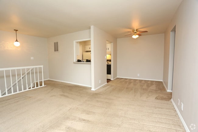 1BR, 1BA - 750 SF - Living Room
