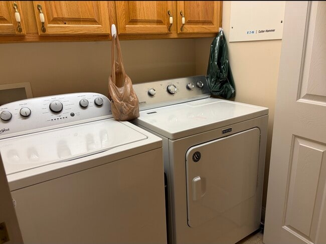 Photo - 465 Oaktree Blvd