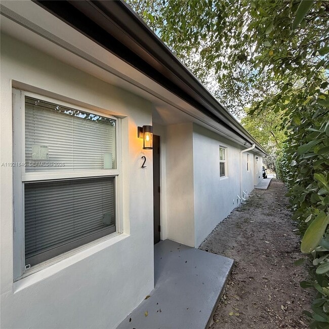 Building Photo - 219 NW 7th Ct Unit 2