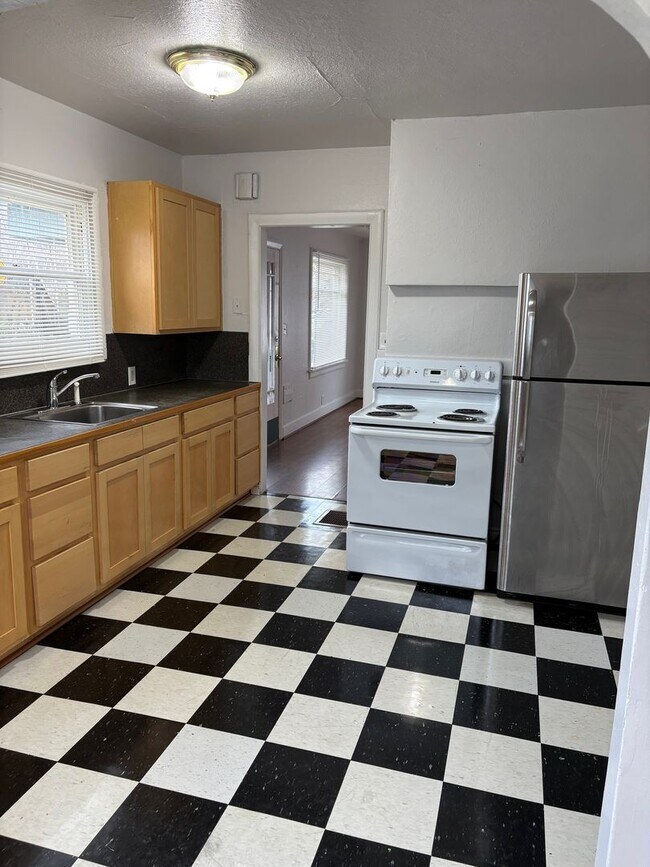 Building Photo - Beautiful Three-Bedroom House in the Piedmont Neighborhood