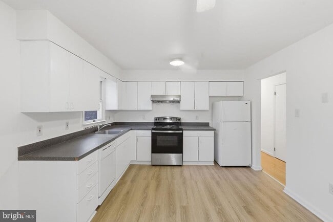 Photo - 4904 Hollywood Rd