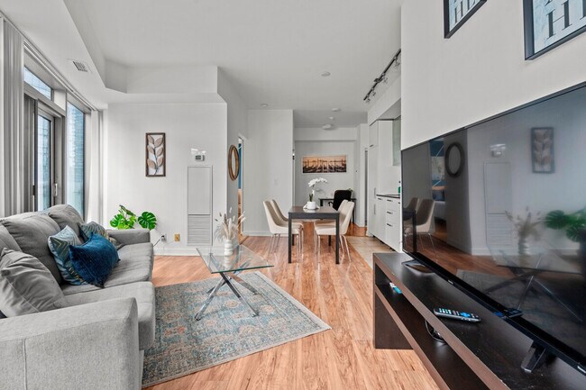Photo - 25 Lower Simcoe St Unit SI FL23-ID1543058P