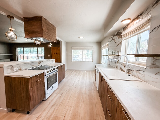 Building Photo - 1359 36th St Rental