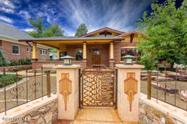 Building Photo - Fully Furnished 1-Bedroom Upstairs Apartment – All Utilities Included Unit B