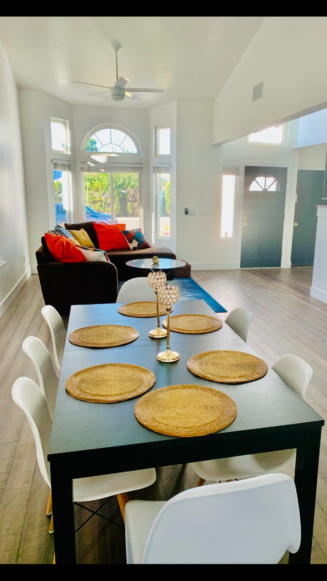 Dining for 8 - 31903 Vineyard Ave House